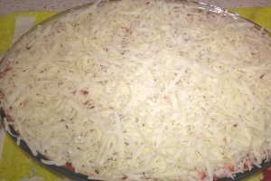 Penne gratinate cu șuncă, bacon și ciuperci