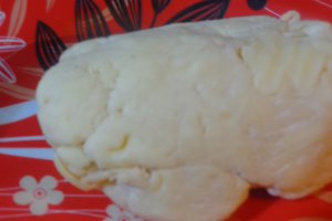Mamaliguta cu branza, oua si carnati in vas de lut