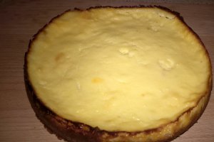 Cheesecake simplu cu topping de ciocolată