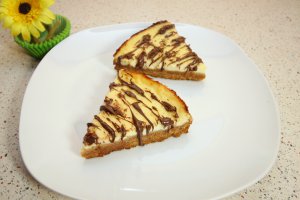 Cheesecake simplu cu topping de ciocolată
