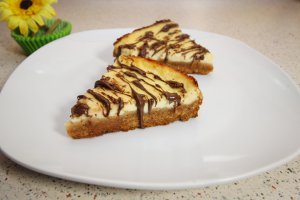 Cheesecake simplu cu topping de ciocolată