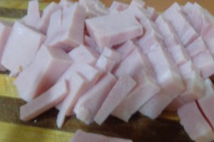 Salata de ciuperci cu sunca si castraveti murati