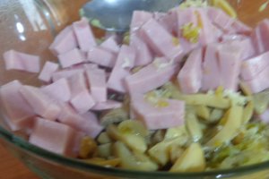 Salata de ciuperci cu sunca si castraveti murati