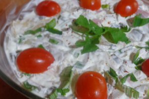 Salata de ciuperci cu sunca si castraveti murati