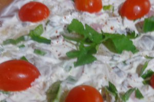 Salata de ciuperci cu sunca si castraveti murati