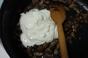Paste cu ciuperci in sos de iaurt si cascaval delaco
