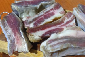 Tocanita de cartofi cu costita afumata si carnati de casa -la vas de fonta