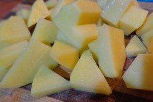 Tocanita de cartofi cu costita afumata si carnati de casa -la vas de fonta