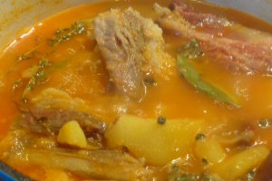 Tocanita de cartofi cu costita afumata si carnati de casa -la vas de fonta