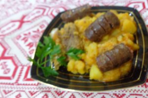 Tocanita de cartofi cu costita afumata si carnati de casa -la vas de fonta