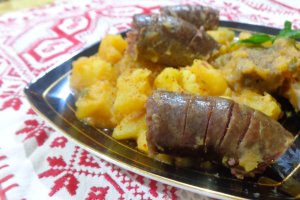 Tocanita de cartofi cu costita afumata si carnati de casa -la vas de fonta