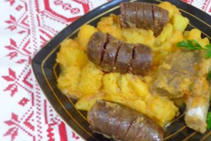 Tocanita de cartofi cu costita afumata si carnati de casa -la vas de fonta