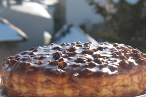 Desert tort cu nuci, crema de vanilie si ciocolata