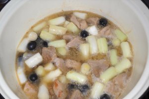 Tocanita de porc cu praz si masline