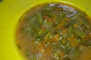 Ciorba de fasole verde cu zacusca de dovlecei