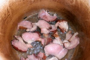 Mancare de fasole cu pastrama de porc afumata