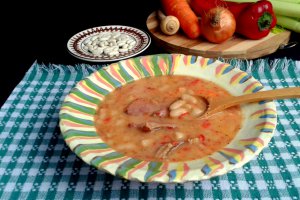 Mancare de fasole cu pastrama de porc afumata
