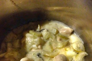Piept de pui cu radacina de telina in sos de smantana