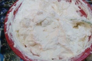 Tort cu ciocolata, mousse de ananas si bezea de cocos