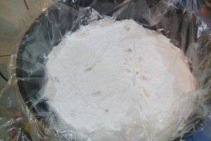 Tort cu ciocolata, mousse de ananas si bezea de cocos