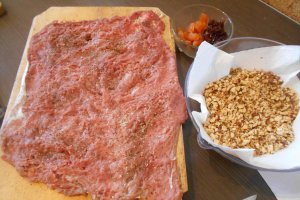 Rulada de porc cu nuci si fructe confiate