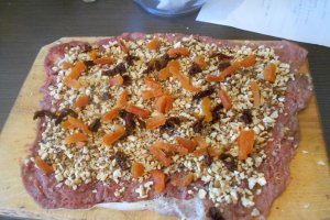 Rulada de porc cu nuci si fructe confiate