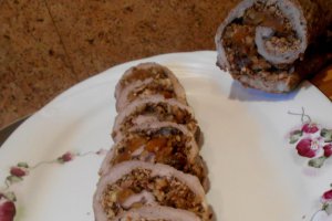 Rulada de porc cu nuci si fructe confiate