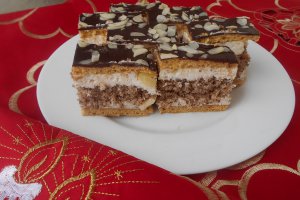 Prajitura cu blat de nuca, foi caramel si doua creme