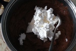 Prajitura cu crema de ciocolata si mix de fructe