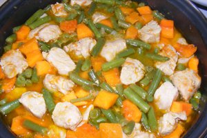 Mancarica din carne de curcan cu fasole verde pastai si dovleac placintar