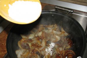 Porc cu ceapa carmelizata