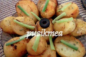 Cartofi noi cu usturoi verde la cuptor