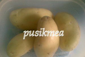 Cartofi noi cu usturoi verde la cuptor