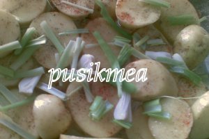 Cartofi noi cu usturoi verde la cuptor