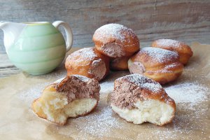 Gogosi umplute cu crema de ciocolata