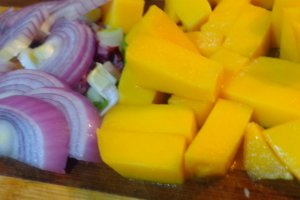 Salata de creveti, rucola si mango