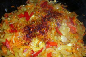 Crenvursti in sos de rosii cu legume