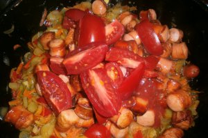 Crenvursti in sos de rosii cu legume