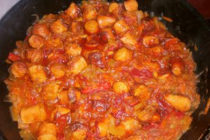 Crenvursti in sos de rosii cu legume