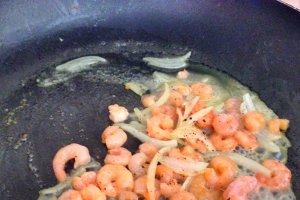 Tagliolini cu creveti,rosii si sos alb