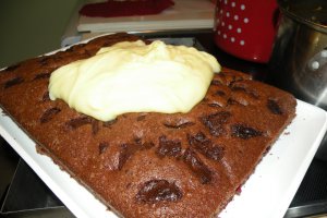 Negresa cu visine, ciocolata si crema de vanilie