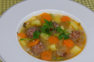 Ciorba cu carnati de casa si moare