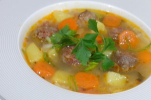 Ciorba cu carnati de casa si moare