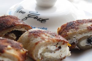 Clatite din banane (cu crema de branza si stafide)