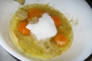 Clatite din banane (cu crema de branza si stafide)