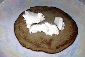 Clatite din banane (cu crema de branza si stafide)