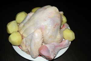 Pui imbracat in unt cu cartofi la cuptor