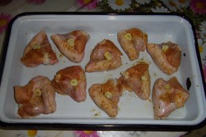 Aripioare glazurate cu legume picante