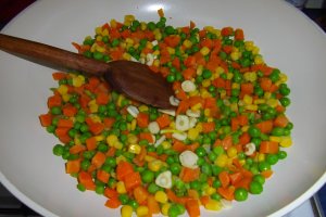 Aripioare glazurate cu legume picante