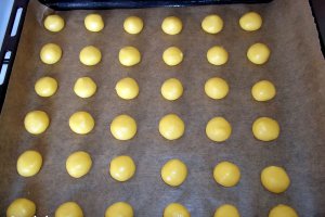 Desert piersici umplute cu crema de ciocolata